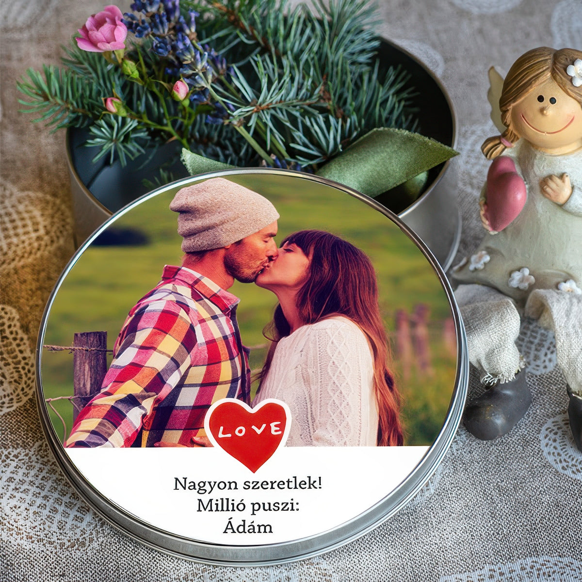 LOVE feliratú egyedi fényképes fémdoboz szabadon cserélhető képpel és felirattal, romantikus ajándék pároknak, évfordulóra, Valentin-napra.
