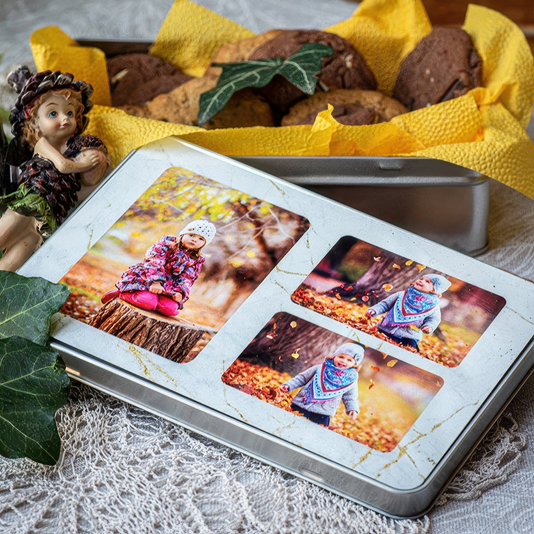 Egyedi fényképes fémdoboz három szabadon cserélhető fotóval, személyes és praktikus ajándék emlékek, apróságok vagy sütemények tárolására, különleges alkalmakra.