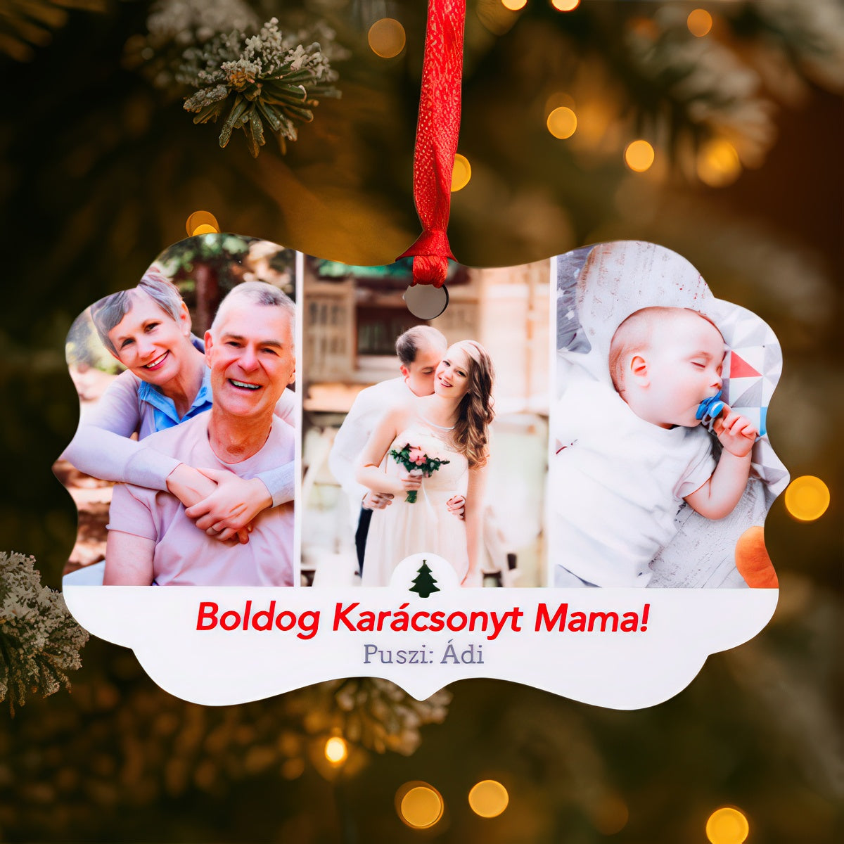 Fém fényképes karácsonyfadísz három családi fotóval és „Boldog karácsonyt, Mama! Puszi: Ádi” üzenettel, karácsonyfán
