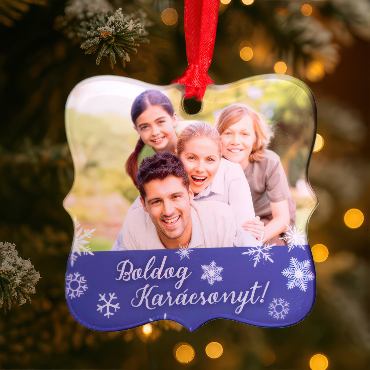 Díszes szélű akril fényképes karácsonyfadísz családi fotóval és „Boldog Karácsonyt!” felirattal kék, hópelyhes sávban, karácsonyfán