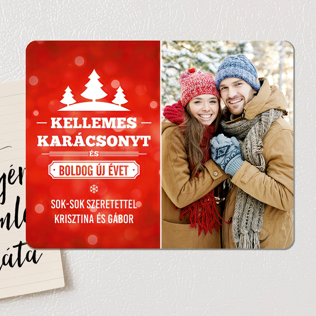 Egyedi fényképes karácsonyi fa hűtőmágnes 70×90 mm méretben, fényes felülettel, „Kellemes Karácsonyt és Boldog Új Évet” felirattal, saját fotóval és 2 sor személyre szabható üzenettel – szívhez szóló ajándék az ünnepekre.
