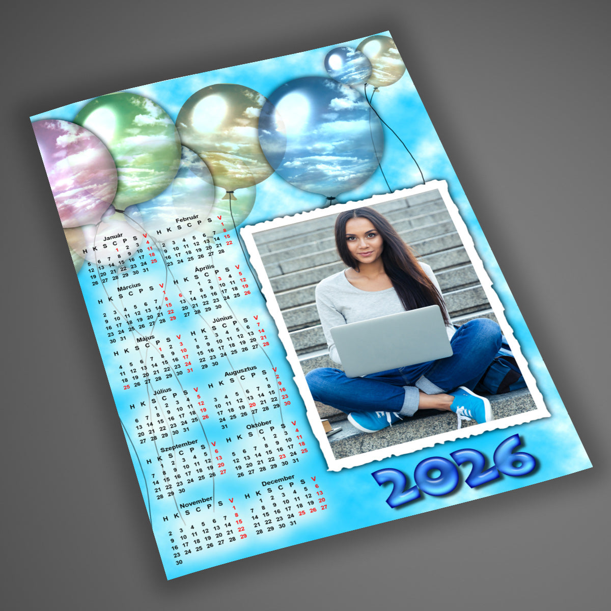 A4-es, laminált egyedi fényképes falinaptár 2026 vidám, lufis mintás dizájnnal, modern stílusban, klasszikus 1 lapos kivitelben, 12 hónappal és 1 cserélhető fotóval.
