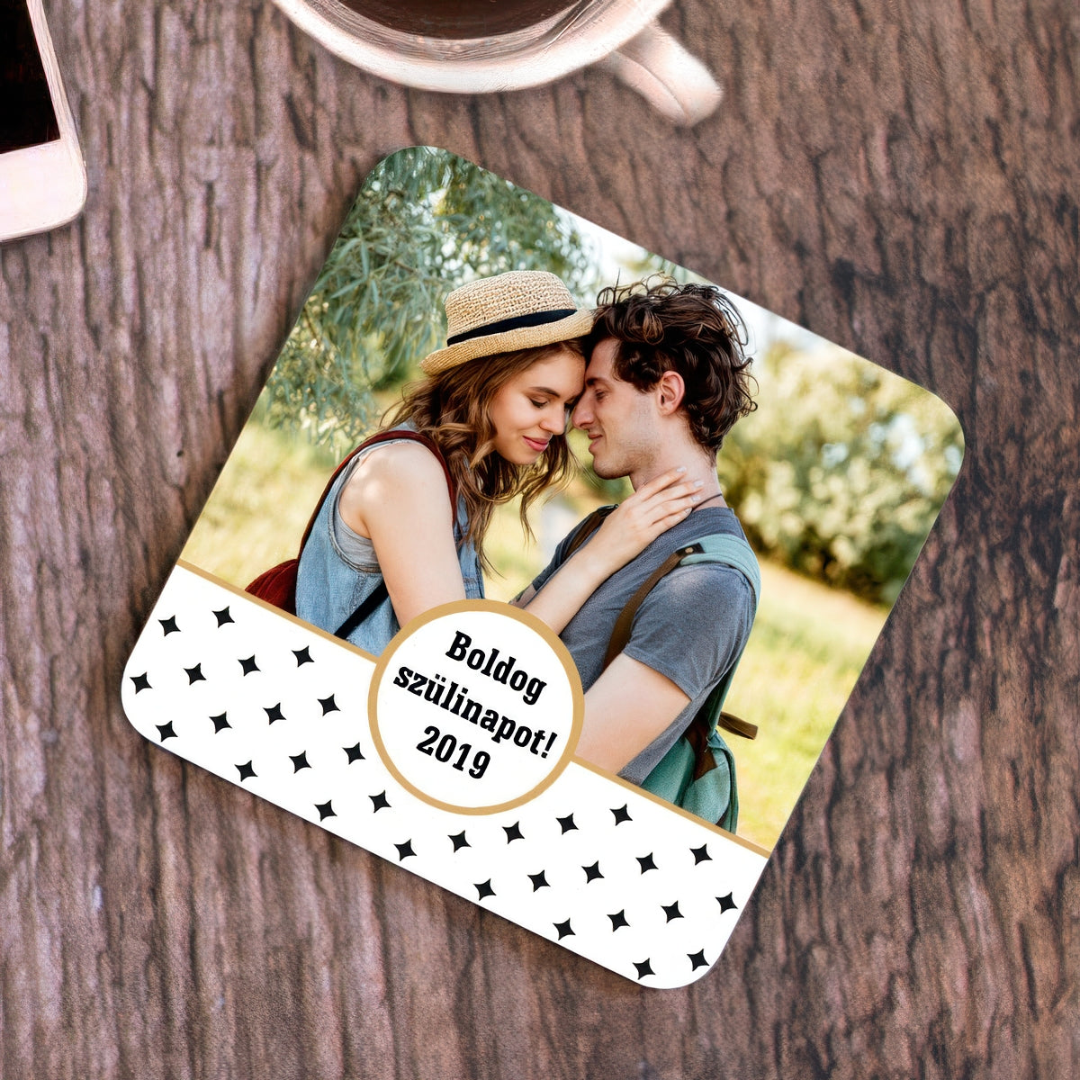 Egyedi fényképes fa poháralátét 95×95 mm méretben, fényes felülettel, kör alakú keretben elhelyezett fotóval és tetszőleges felirattal – személyes ajándék születésnapra, évfordulóra vagy karácsonyra.