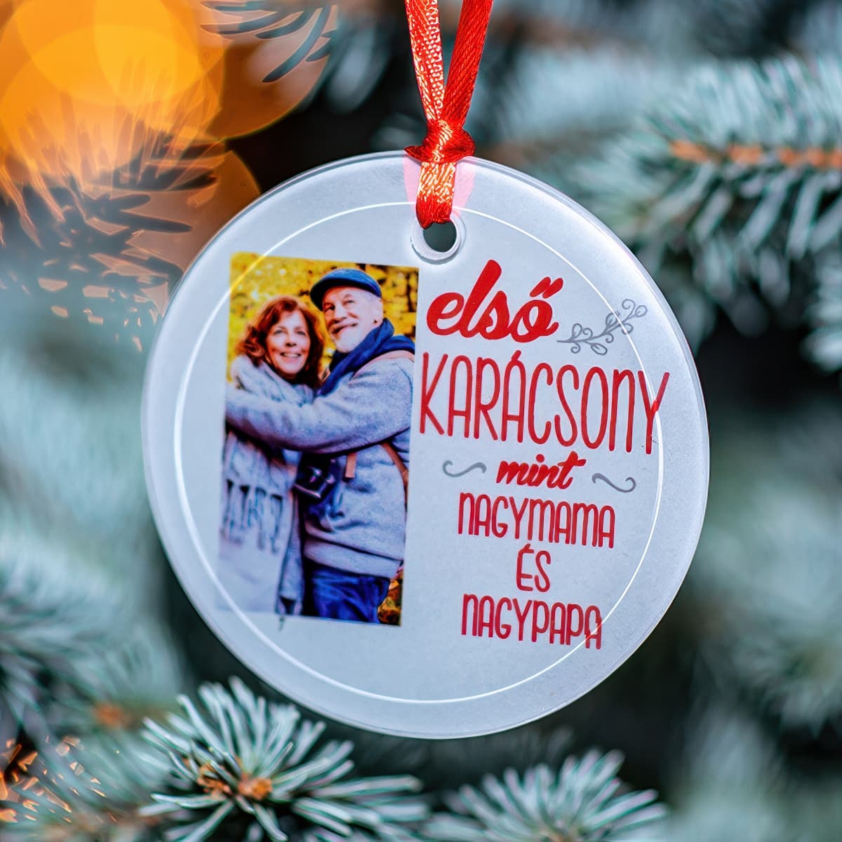 Fényképes üveg karácsonyfadísz újdonsült nagyszülőknek, Első karácsony mint nagymama és nagypapa felirattal