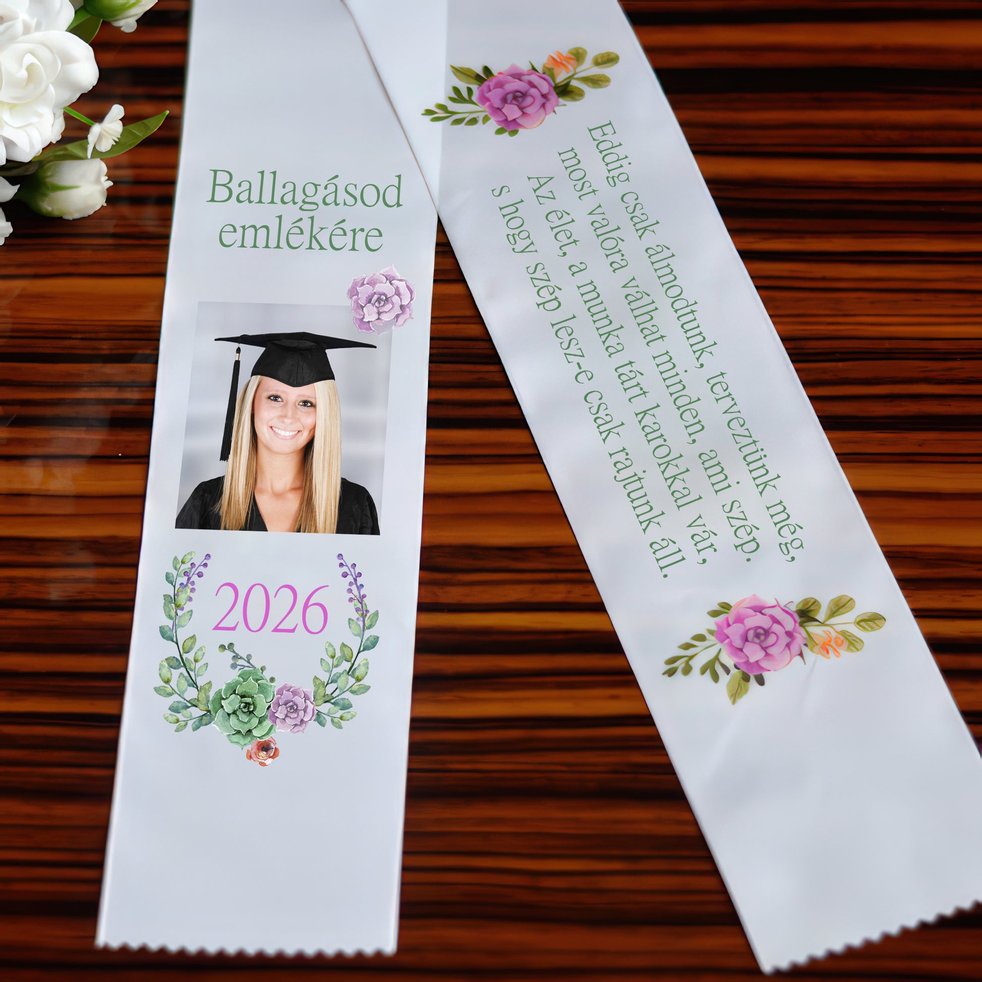 Virágos fényképes ballagási szalag csokorra saját fotóval és idézettel. 7×150 cm-es elegáns szalag cikk-cakk véggel – személyre szabható ballagási ajándék.