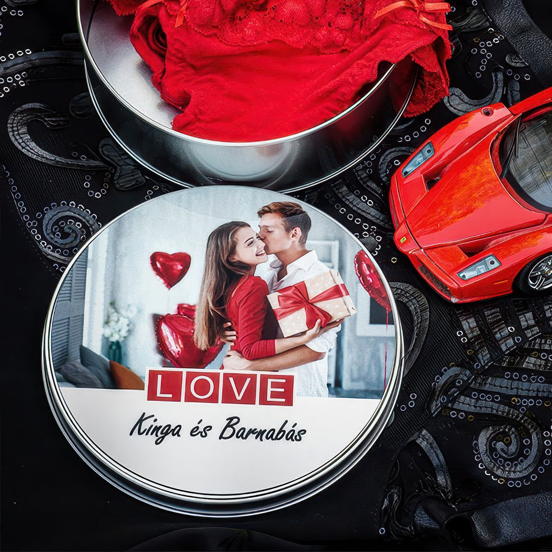 LOVE feliratú egyedi fényképes fémdoboz szabadon cserélhető képpel és felirattal, romantikus ajándék évfordulóra, Valentin-napra vagy különleges alkalmakra.