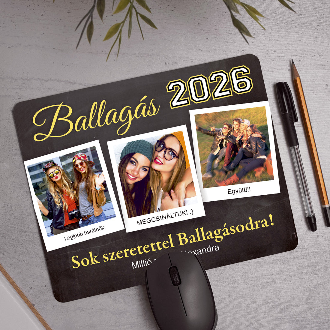 Ballagás 2026 feliratú egyedi fényképes egérpad három cserélhető fotóval és személyre szabható feliratokkal, emlék ballagásra.