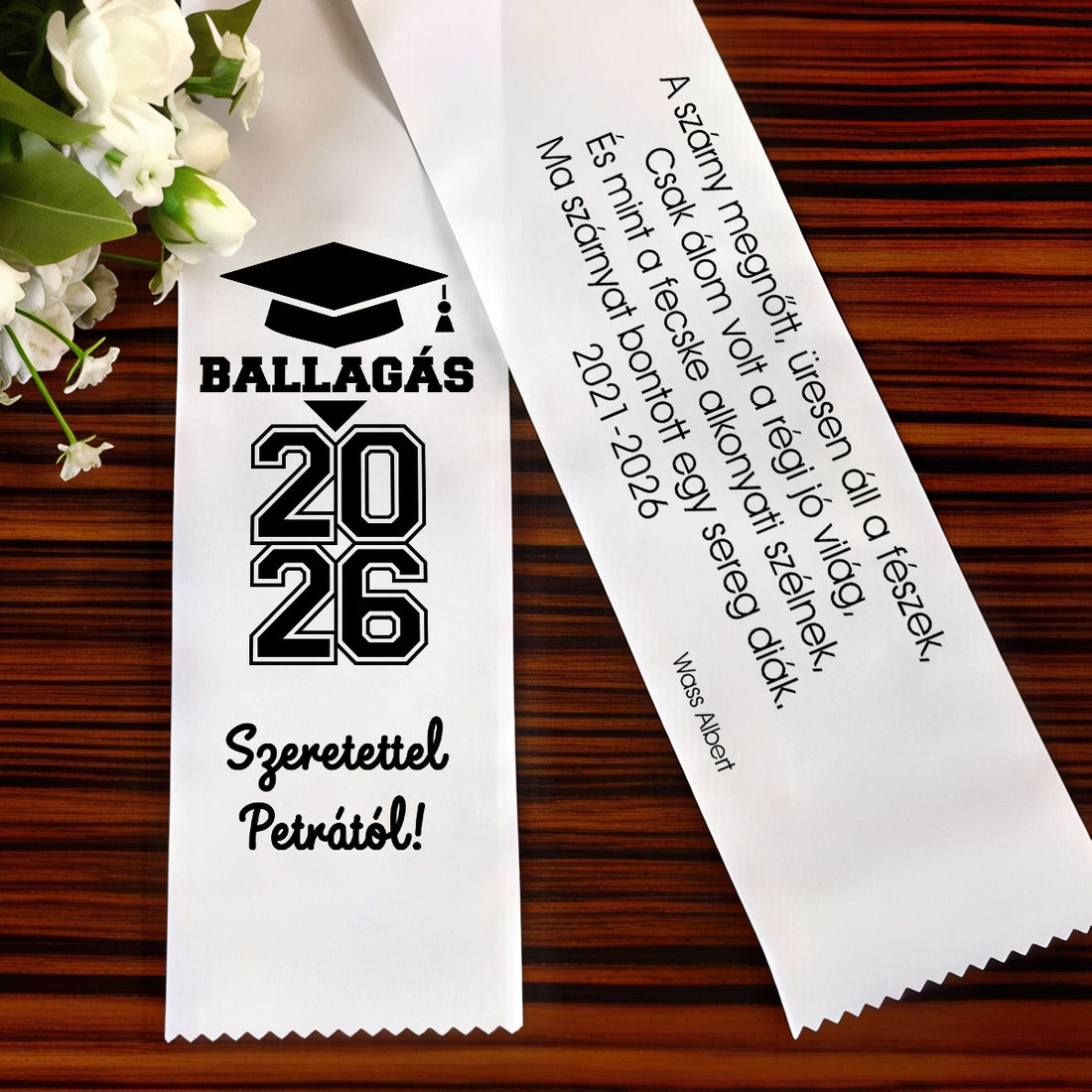 Egyedi ballagási szalag csokorra Ballagás 2026 grafikával és személyre szabható idézettel, cikk-cakk végződéssel – különleges ballagási ajándék diákoknak.