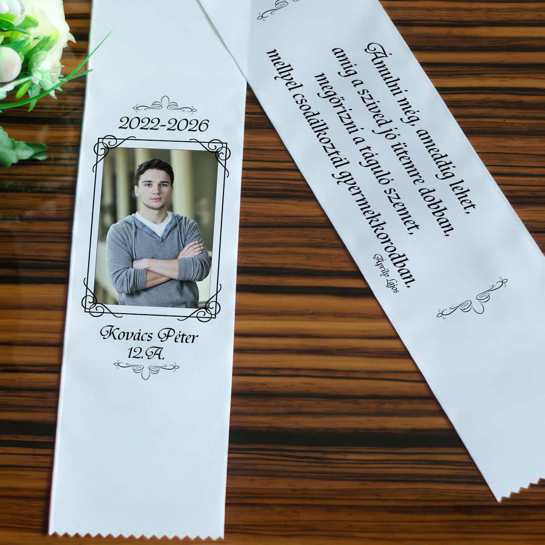 Egyedi fényképes ballagási szalag csokorra fotóval, névvel és idézettel – személyre szabható ballagási ajándék diákoknak.