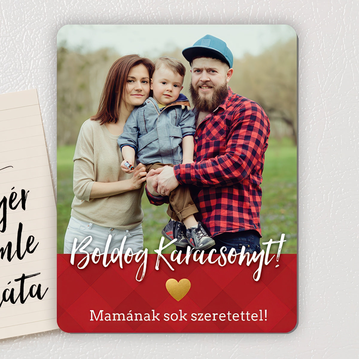 Egyedi fényképes karácsonyi fa hűtőmágnes 70×90 mm méretben, „Boldog Karácsonyt!” felirattal, szív motívummal és személyre szabható alsó sorral.