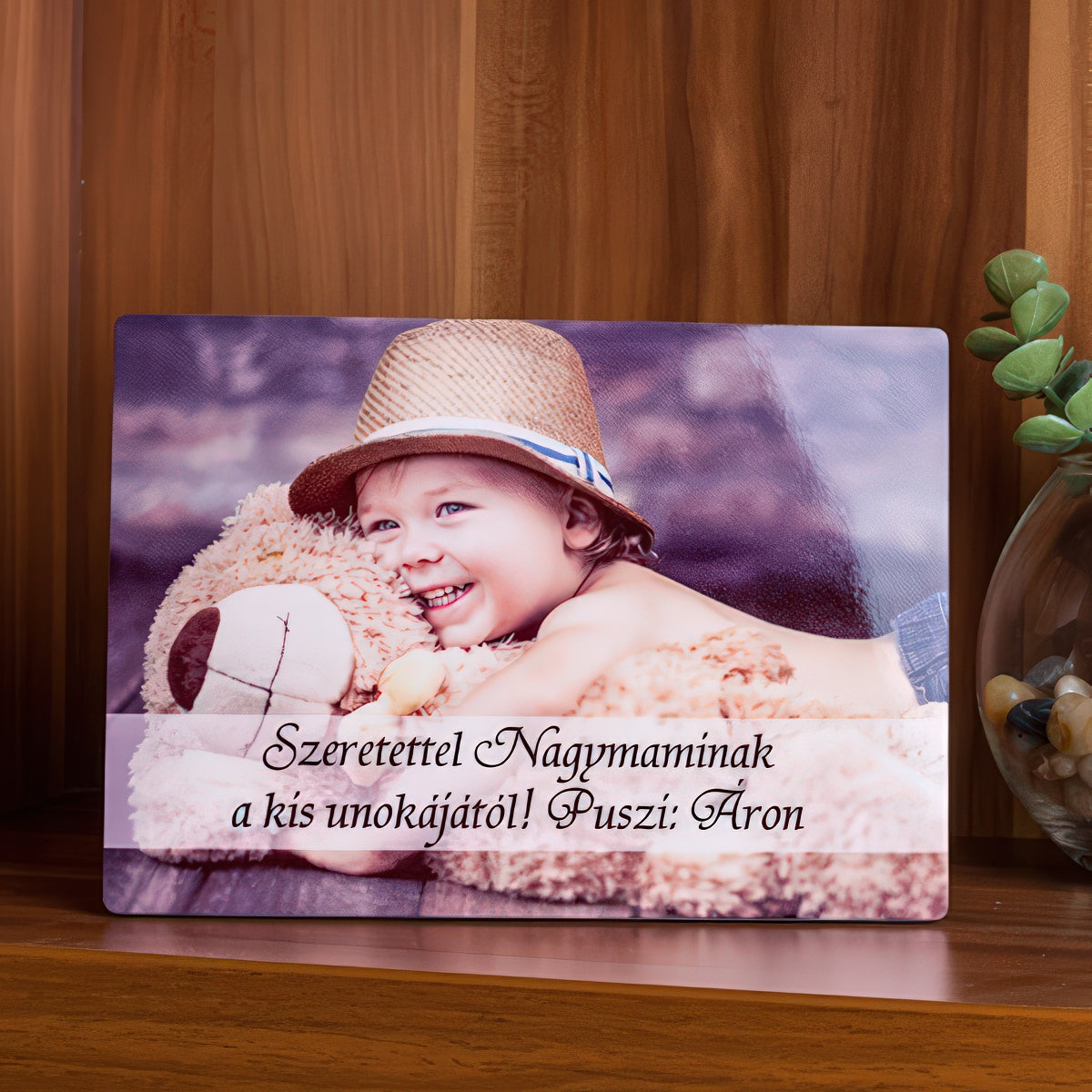 Fekvő fényképes fotópanel fa alapon, szabadon cserélhető fotóval és két sor személyre szabható felirattal, egyedi ajándék nagyszülőknek és családtagoknak.