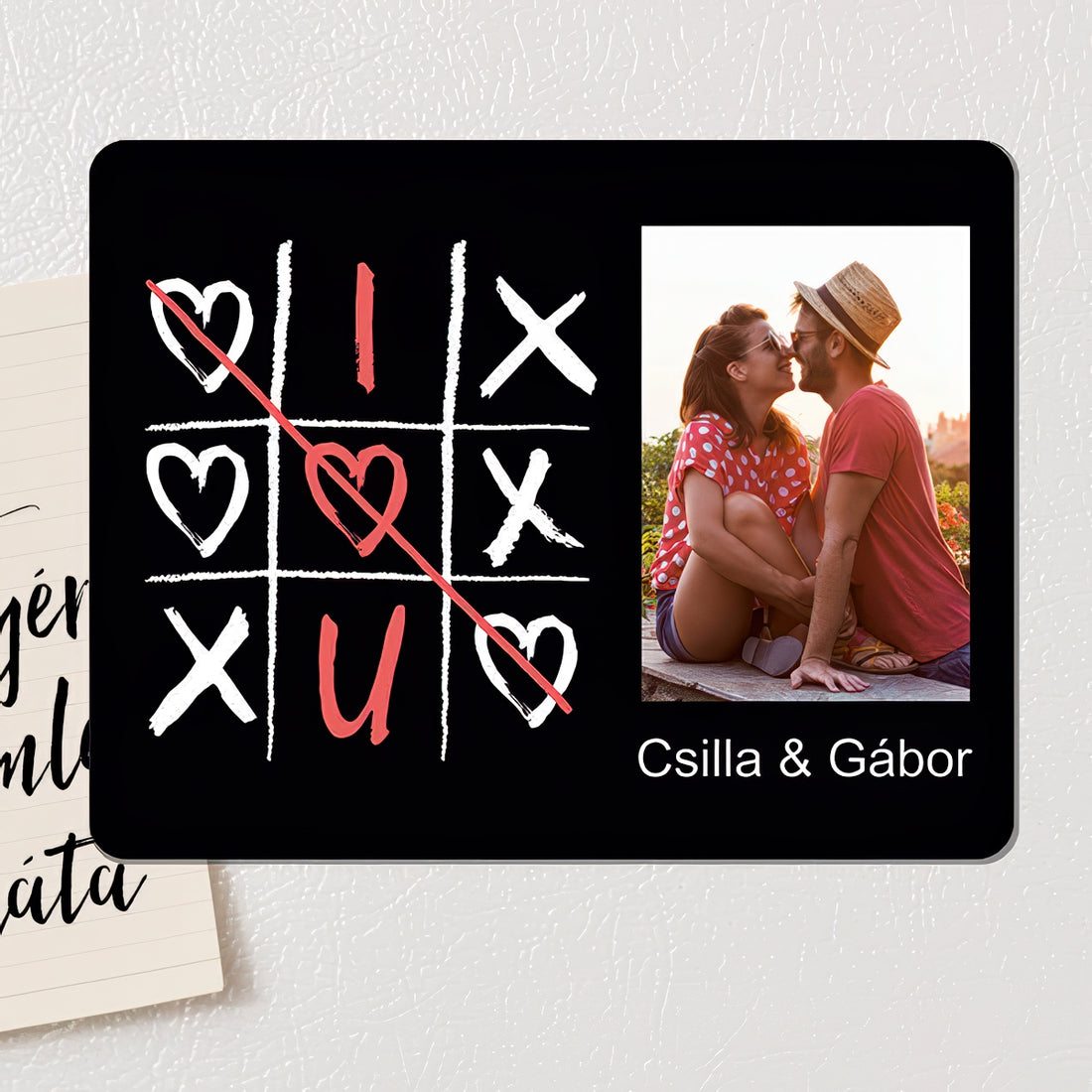 „I ♥ U” grafikás egyedi fényképes fa hűtőmágnes 70×90 mm méretben, fényes felülettel, saját fotóval és személyre szabható felirattal.
