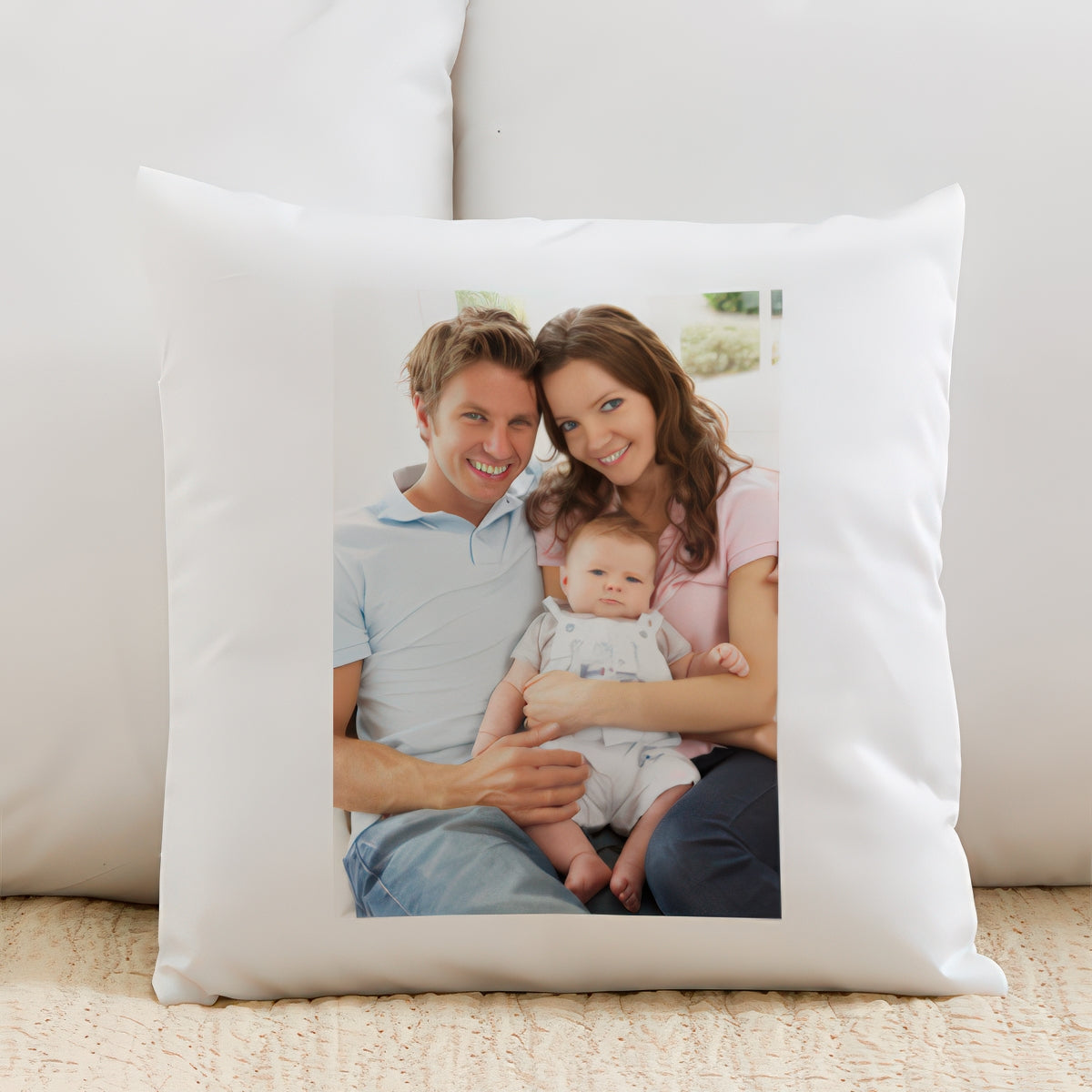 Egyedi fényképes kispárna családi fotóval, puha fehér huzattal – a párnán elhelyezett kép szabadon cserélhető, személyes ajándék otthonra.