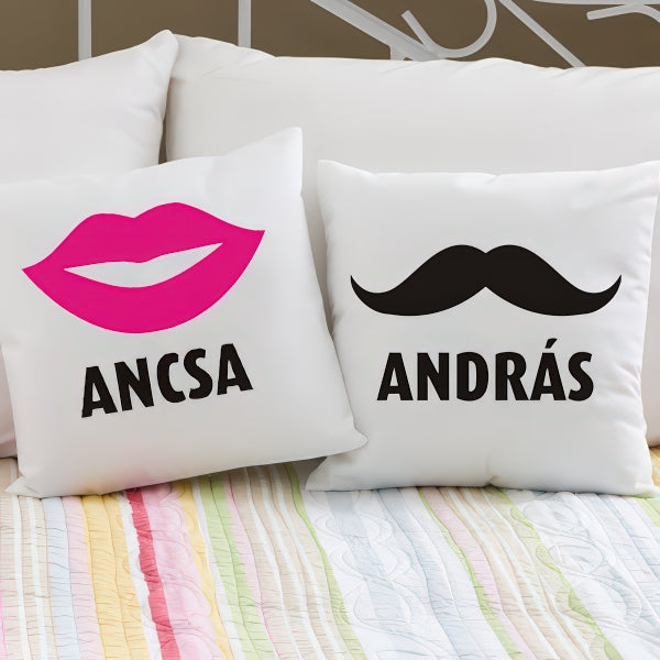 Páros egyedi kispárnák csók és bajusz grafikával, személyre szabható nevekkel – tökéletes ajándék pároknak, közös fotók és nevek helyett letisztult, vicces designnal