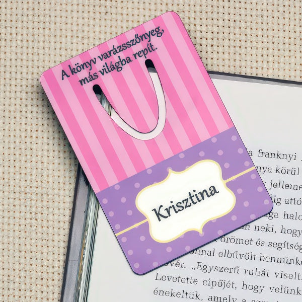 Rózsaszín mintás egyedi könyvjelző fix idézettel és cserélhető névvel, kedves és személyes ajándék könyvrajongóknak.