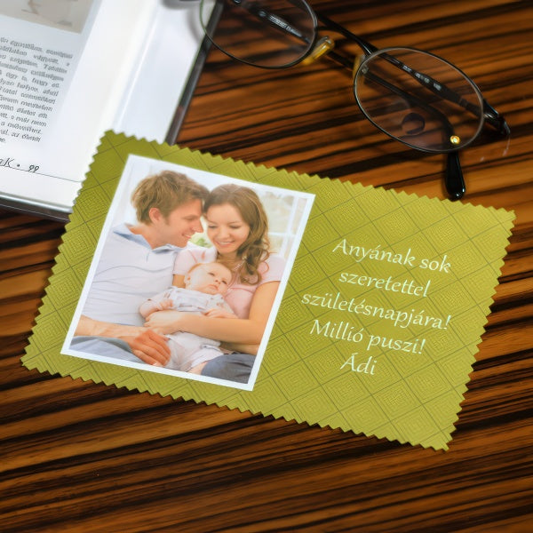 Egyedi fényképes szemüvegtörlő kendő üzenettel és modern dizájnnal – személyre szabható mikroszálas ajándék 10×15 cm