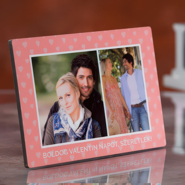 Rózsaszín, szívecskés Valentin-napi fa fotópanel két saját fényképpel és személyre szabható felirattal, romantikus ajándék pároknak.