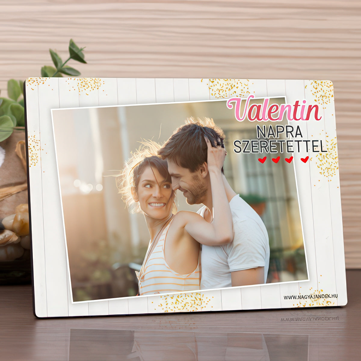 Valentin-napi fa fotópanel romantikus mintával, saját fényképpel személyre szabható kivitelben, kedves ajándék szerelmeseknek.