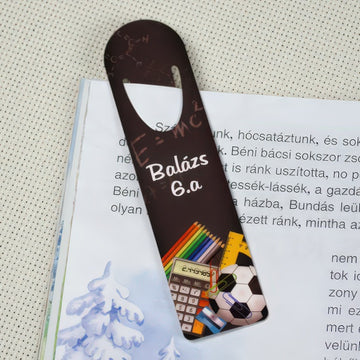 Iskolás mintájú egyedi könyvjelző névvel és osztálymegjelöléssel, ahol a név és az osztálynév szabadon cserélhető, praktikus és személyes ajándék diákoknak.