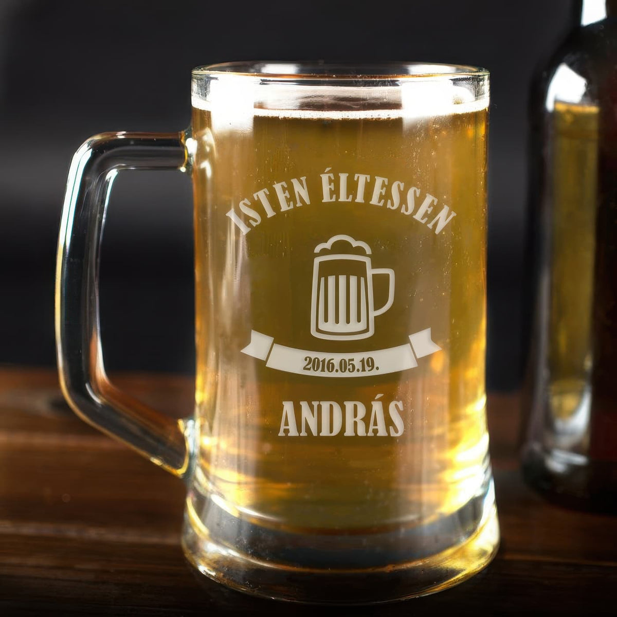 Homokfúvott söröskorsó sörrel, Isten éltessen felirattal, korsós grafikával, szalagon dátummal és András névvel