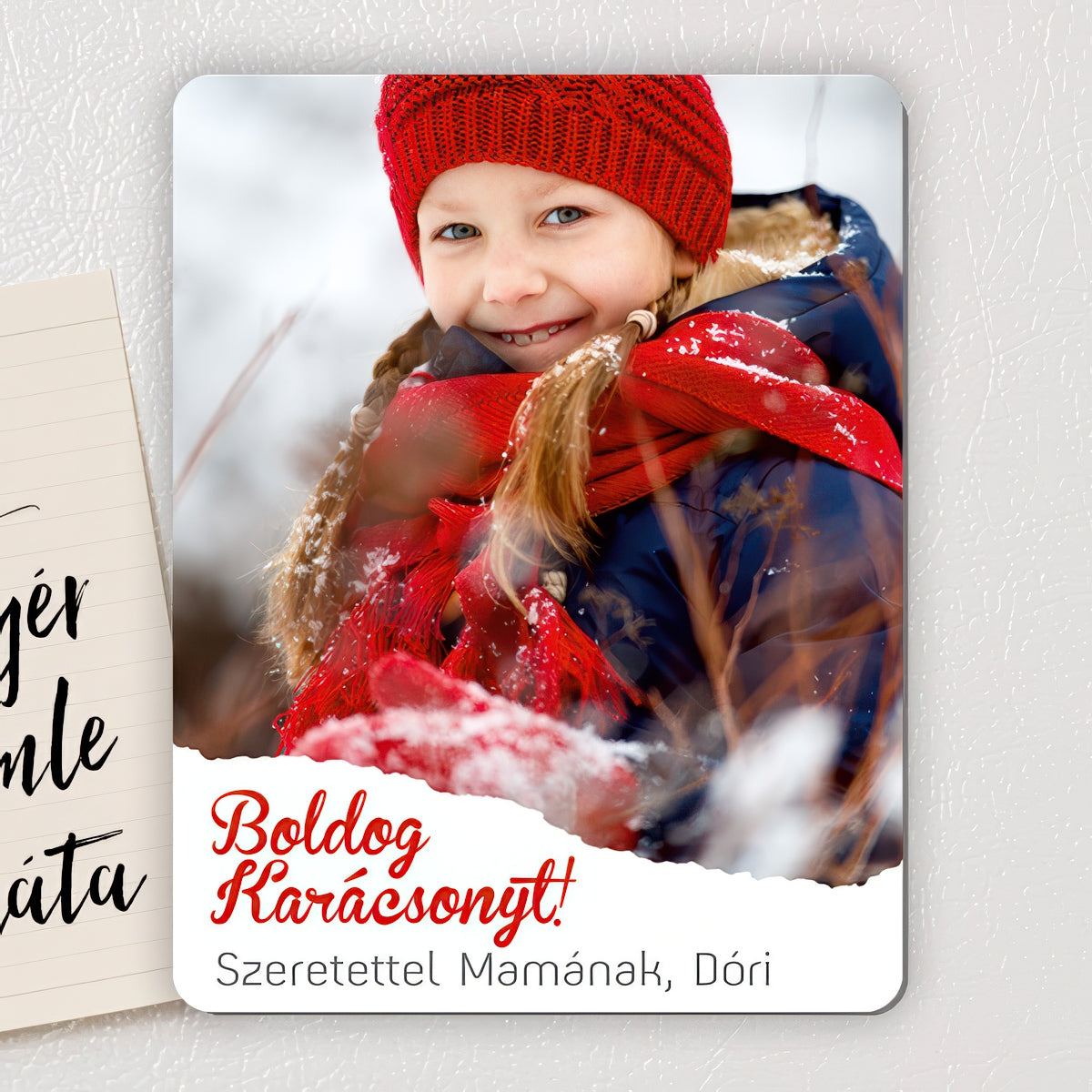 Egyedi fényképes karácsonyi fa hűtőmágnes 70×90 mm méretben, fényes felülettel, „Boldog Karácsonyt!” felirattal és személyes szöveggel – apró, megható ajándék szeretteinknek az ünnepekre.
