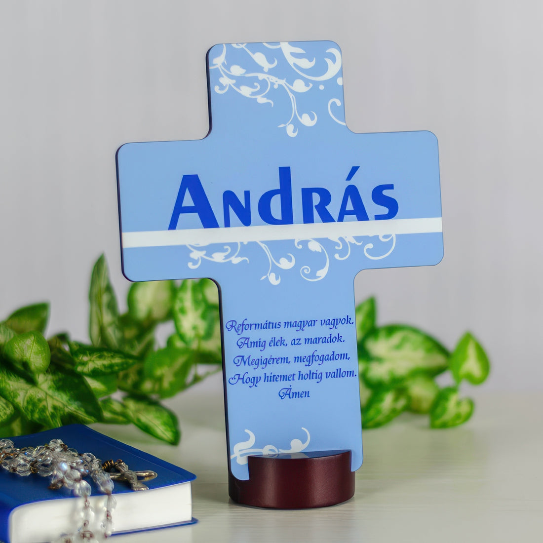 Egyedi kék fa kereszt névvel és imával, virágmintás díszítéssel, tartó talppal.