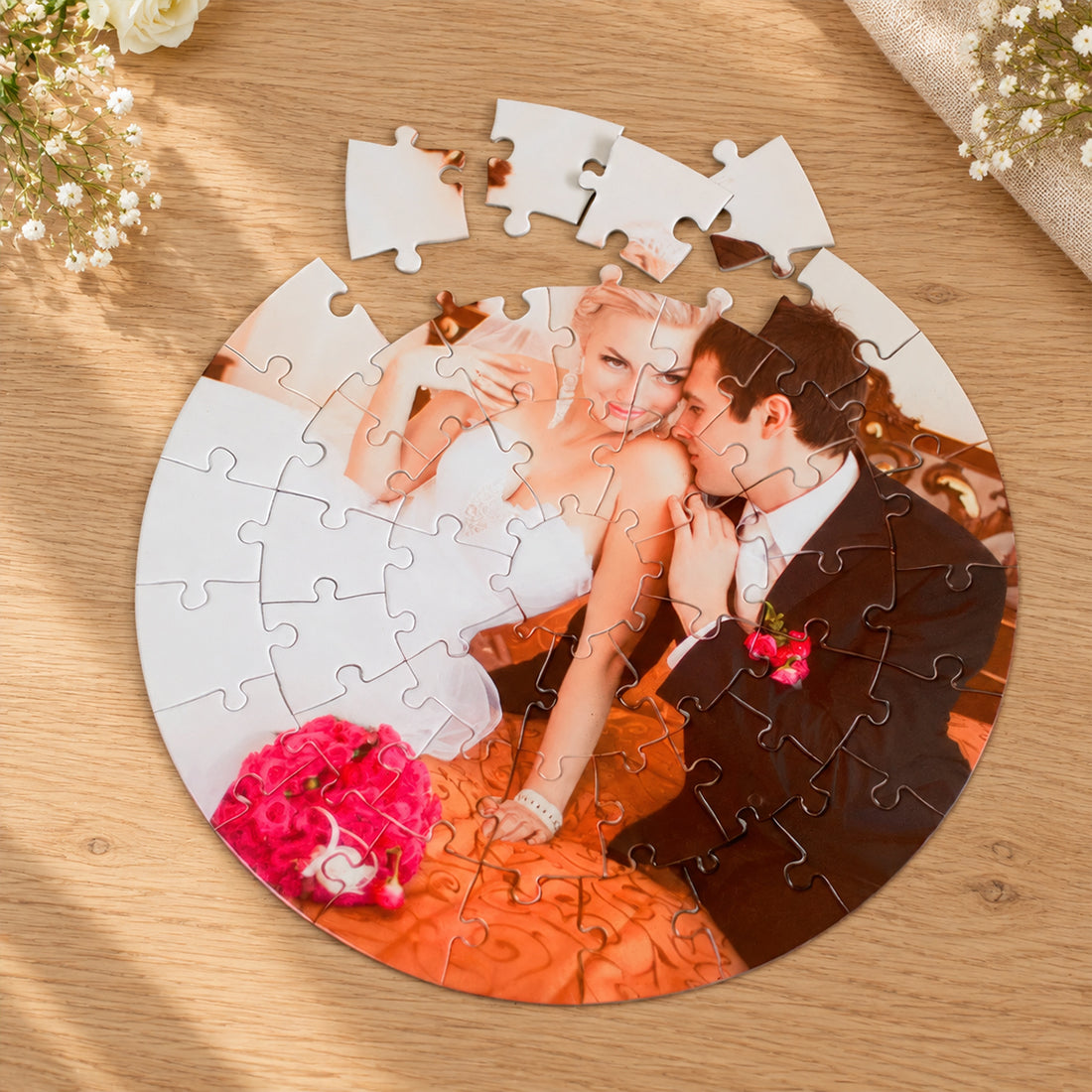 Kör alakú fényképes puzzle egy esküvői pár fotójával, részben kirakva