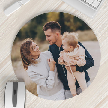 Kör alakú egyedi fényképes egérpad egy szabadon cserélhető fotóval, személyes ajándék otthonra vagy irodába.