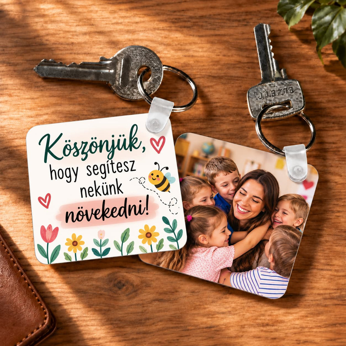 Kétoldalas kulcstartó óvó néninek, egyik oldalán „Köszönjük, hogy segítesz nekünk növekedni!” felirat, a másikon csoportkép