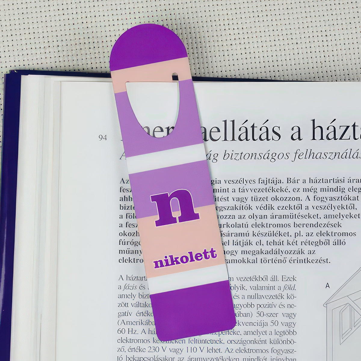 Csíkos mintájú, egyedi könyvjelző cserélhető monogrammal és névvel, személyes és praktikus ajándék könyvrajongóknak