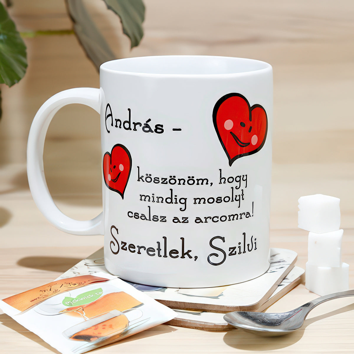 Mosolygós szíves grafikával díszített egyedi feliratos bögre, személyre szabható nevekkel és üzenettel, kedves ajándék szeretteinknek