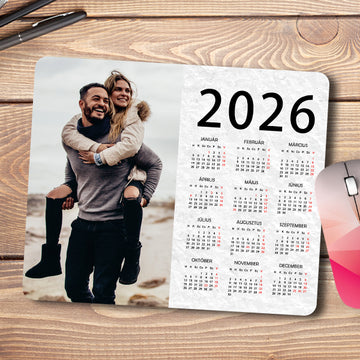 Egyedi fényképes naptáras egérpad 2026-os éves naptárral, a bal oldali fotó szabadon cserélhető, praktikus és személyes ajándék otthonra vagy irodába.