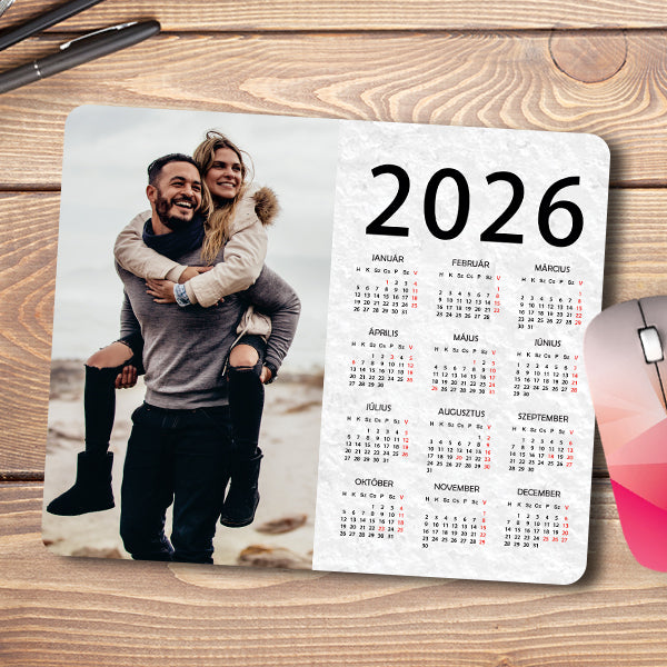 Egyedi fényképes naptáras egérpad 2026-os éves naptárral, a bal oldali fotó szabadon cserélhető, praktikus és személyes ajándék otthonra vagy irodába.