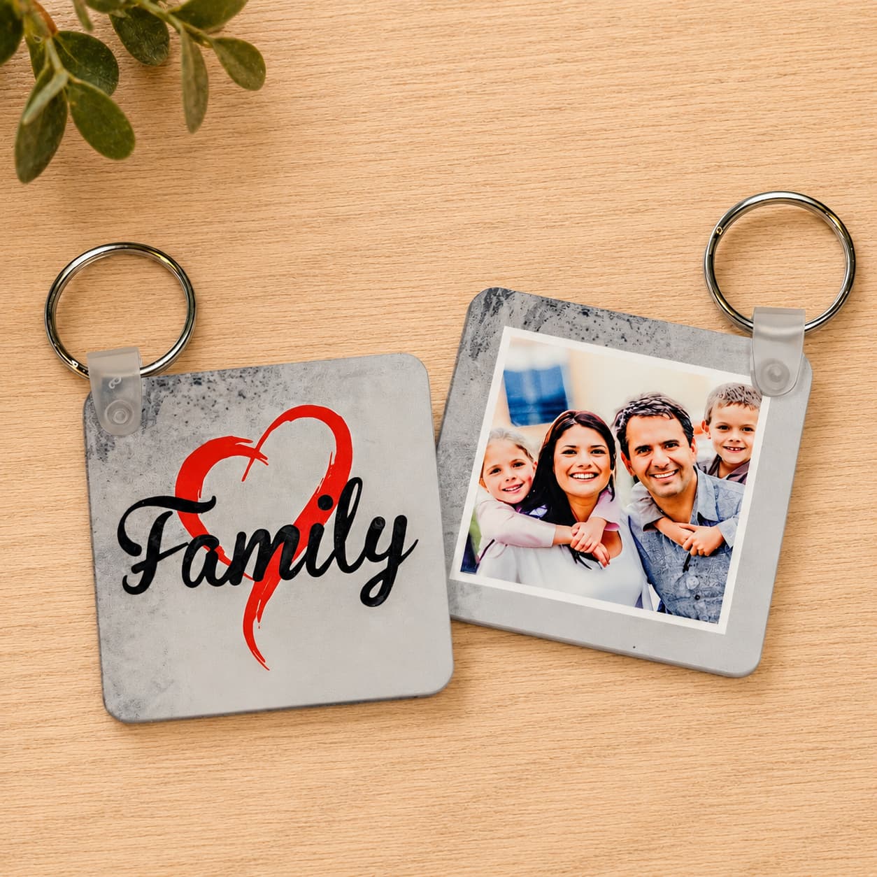 Egyedi fényképes „Family” kulcstartó szív motívummal – személyre szabható családi ajándék 57×57 mm