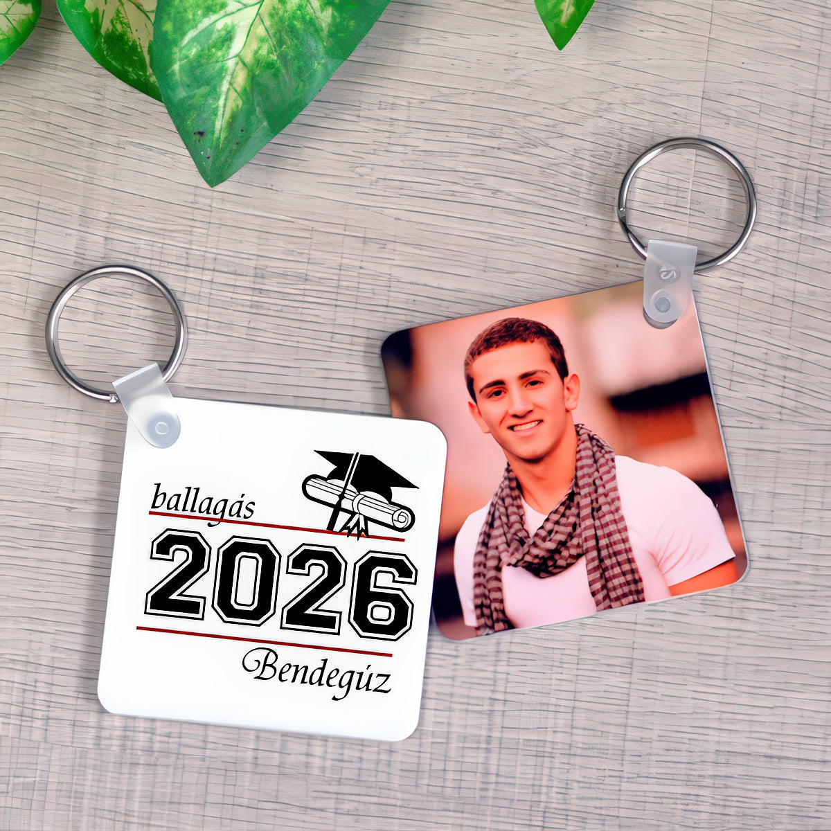 Egyedi fényképes ballagási kulcstartó névvel – személyre szabható ajándék Ballagás 2026 felirattal 57×57 mm