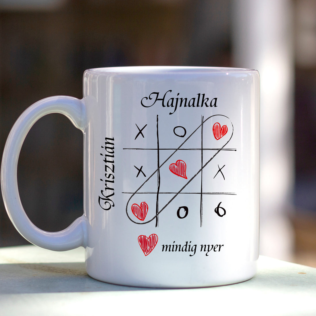 Egyedi ötödölő mintás bögre nevekkel, szívecskés grafikai elemekkel. A nevek és a felirat szabadon megadhatók, személyes ajándék pároknak.