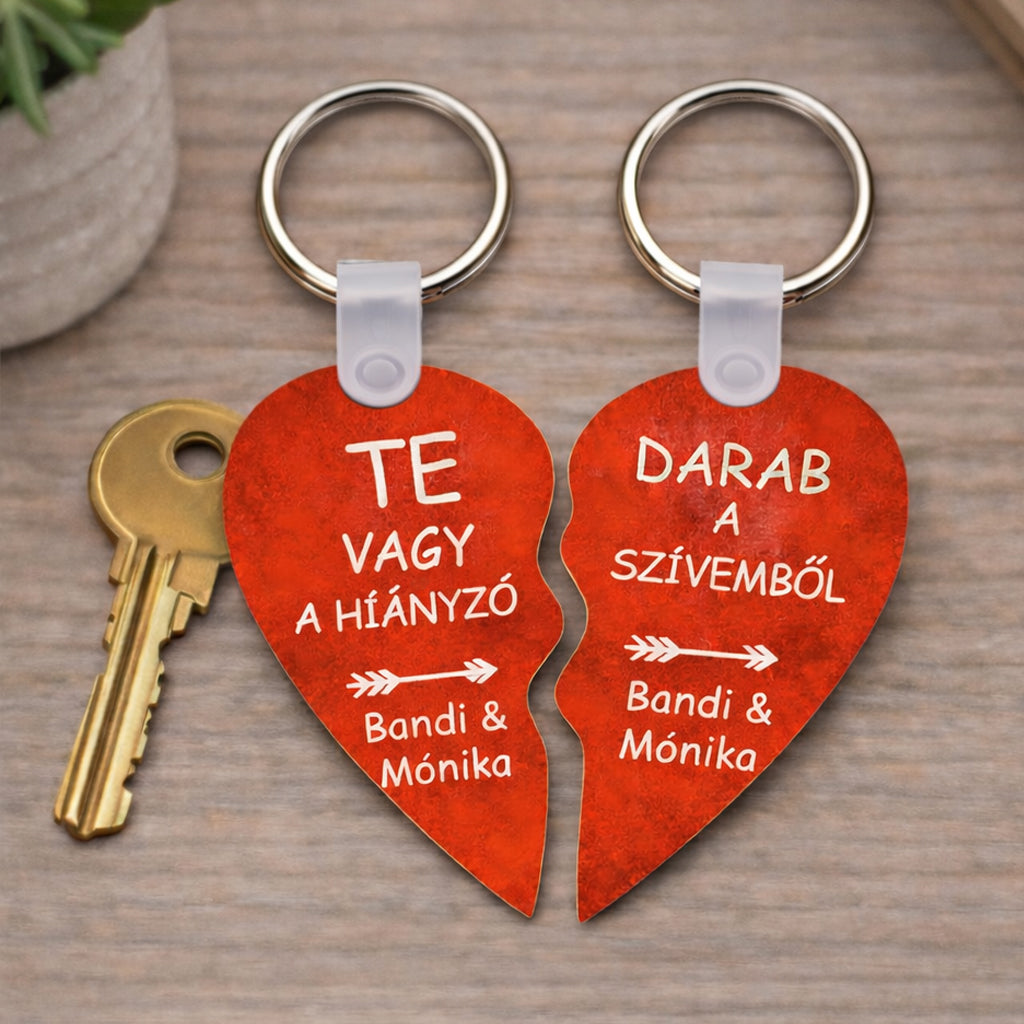 Egyedi névre szóló piros törött szív kulcstartó, romantikus felirattal, pároknak készült személyre szabható ajándék.