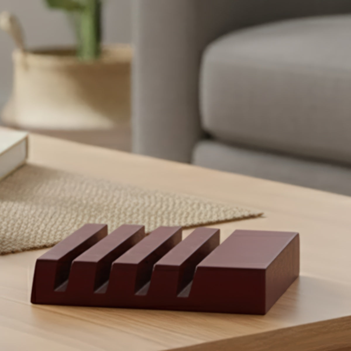 Mahagóni színű poháralátét tartó 4 darab alátéthez, 7,6 × 6,4 cm méretben – elegáns, fa hatású kivitel, praktikus kiegészítő fényképes poháralátétek tárolásához.