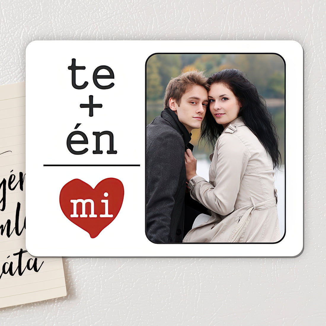 „Te + Én = mi” feliratú egyedi fényképes fa hűtőmágnes 70×90 mm méretben, fényes felülettel, saját fotóval személyre szabható kivitelben.
