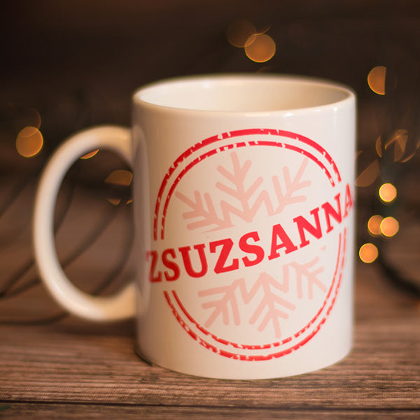 Fehér karácsonyi bögre rózsaszín pecsétes keretben, hópihével és Zsuzsanna névvel