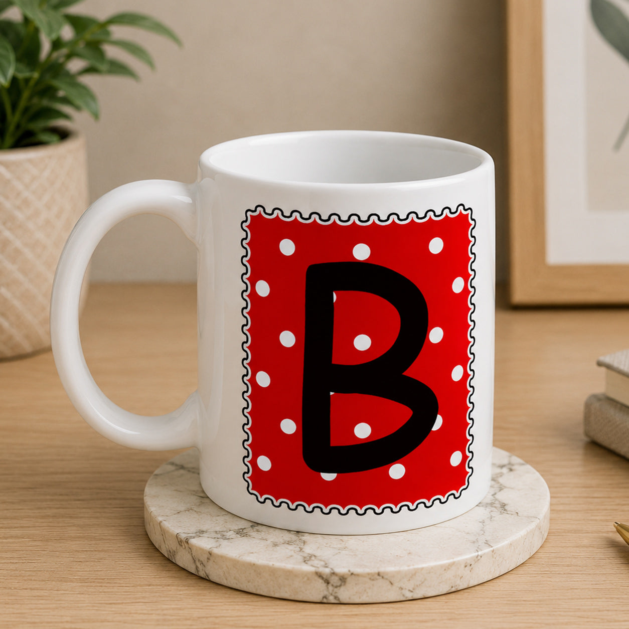 Pöttyös hátterű, monogramos bögre egy nagy betűvel, a monogram szabadon választható – letisztult, személyre szabható ajándék mindennapokra.