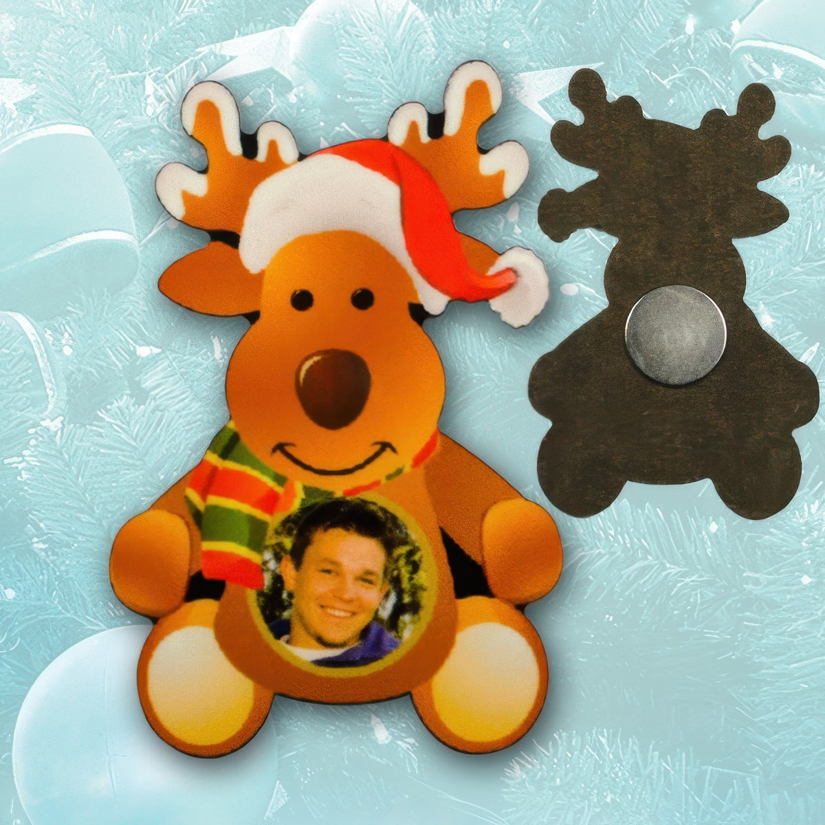 Rénszarvas alakú fényképes karácsonyi fa hűtőmágnes saját fotóval – egyedi, személyre szabható ünnepi ajándék 4,5×7 cm