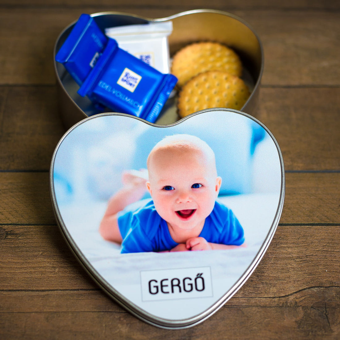 Szív alakú fényképes fémdoboz egyedi névvel és cserélhető fotóval, aranyos és személyes ajándék gyerekeknek vagy családtagoknak.