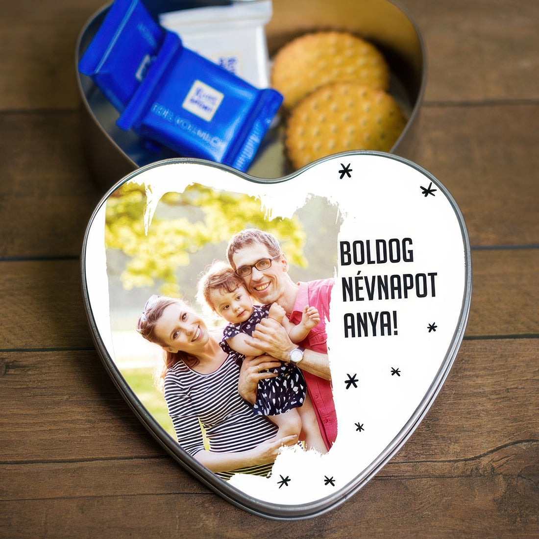 Szív alakú fényképes fémdoboz egyedi fotóval és cserélhető felirattal, személyes ajándék névnapra, születésnapra vagy családtagoknak.