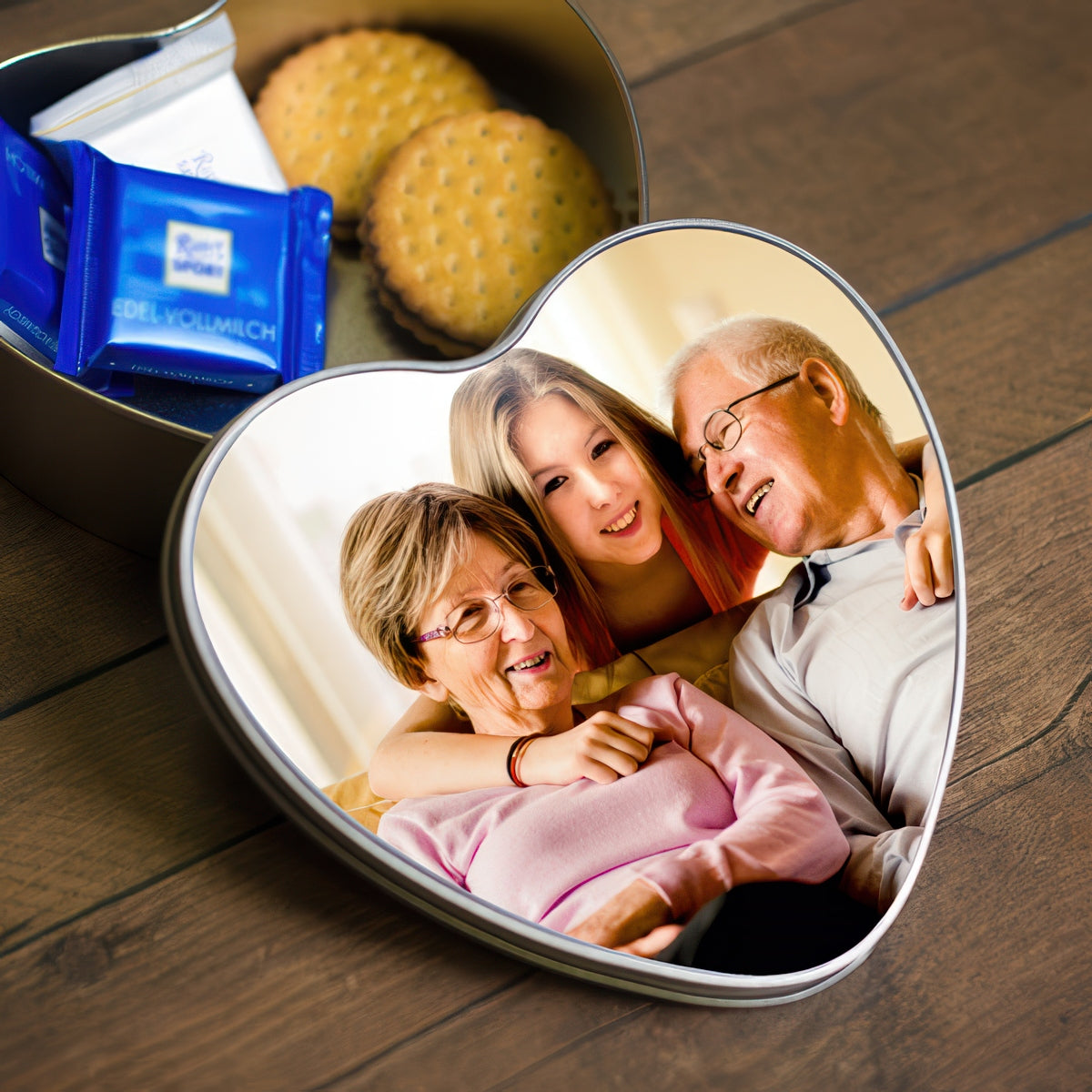 Szív alakú egyedi fényképes fémdoboz szabadon cserélhető fotóval, megható ajándék családi alkalmakra vagy különleges ünnepekre.