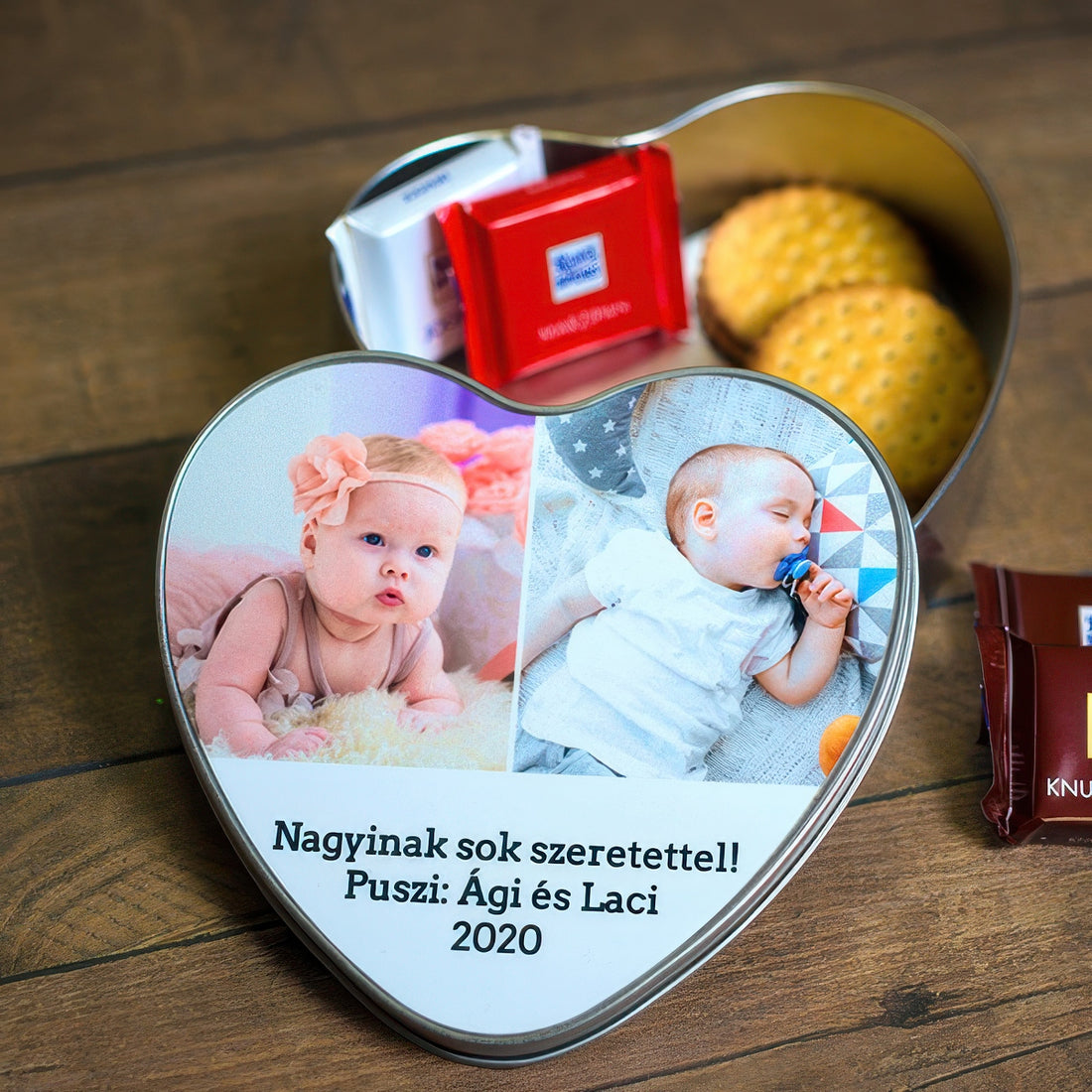 Szív alakú egyedi fényképes fémdoboz két cserélhető fotóval és személyre szabható felirattal – különleges ajándék nagyszülőknek, családtagoknak vagy emlékek tárolására.