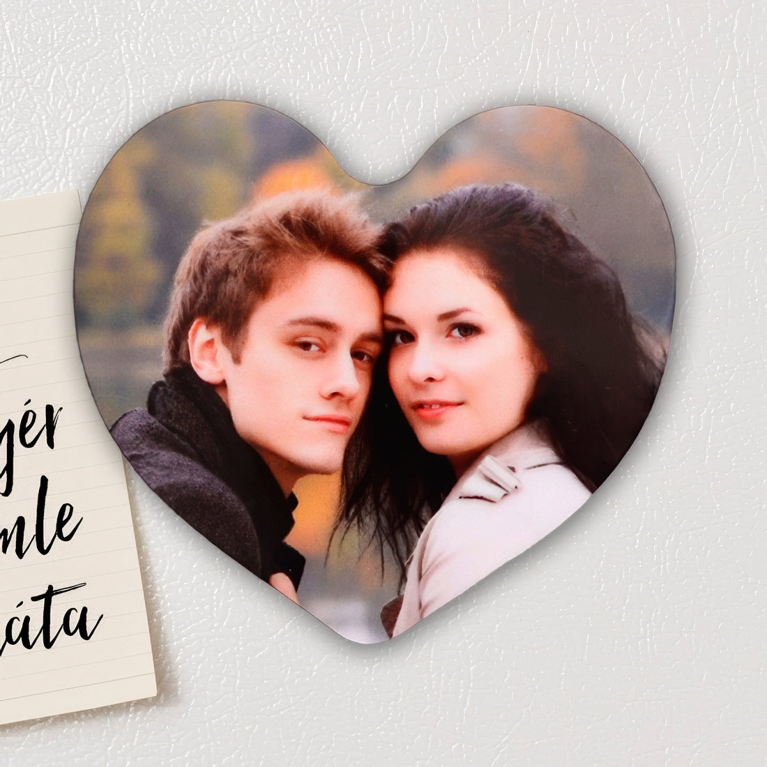 Szív alakú egyedi fényképes hűtőmágnes 60×60 mm méretben, fényes műanyag felülettel, saját fotóval személyre szabható kivitelben.