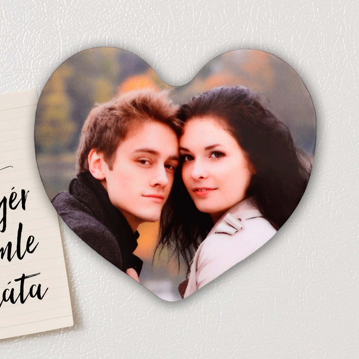Szív alakú egyedi fényképes hűtőmágnes 60×60 mm méretben, fényes műanyag felülettel, saját fotóval személyre szabható kivitelben.