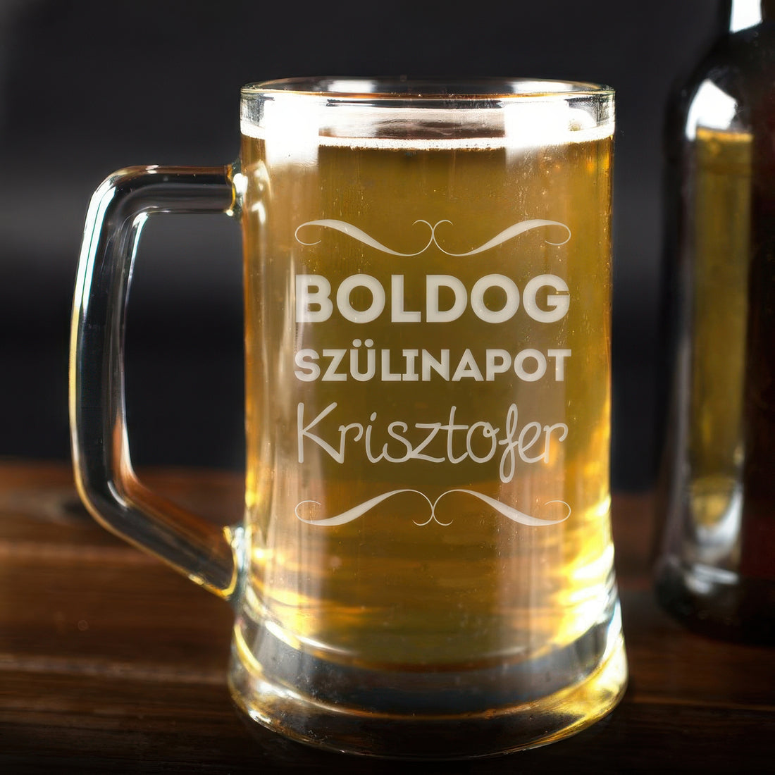 Egyedi fél literes homokfúvott üveg söröskorsó „Boldog születésnapot” felirattal, díszítő mintával és szabadon megadható névvel, ajándéknak is tökéletes.