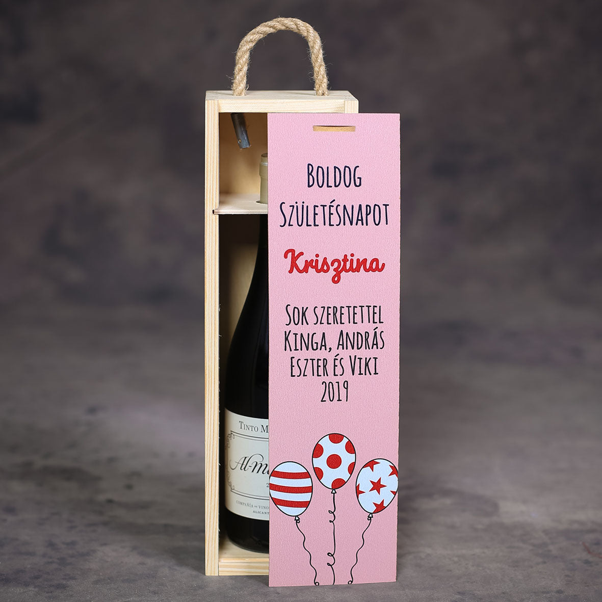 Születésnapi egyedi borosüvegdoboz lufi motívummal és fix „Boldog születésnapot” felirattal, cserélhető névvel és üzenettel, fa ajándékdoboz meglepetésnek